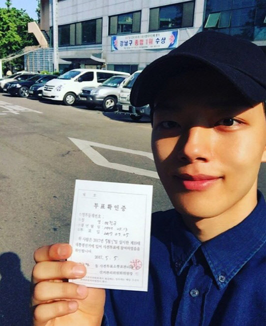 배우 여진구가 지난 5일 서울시 강남구 한 사전투표소를 방문해 투표를 마친 뒤 투표 확인증을 들어보이고 있다. <인스타그램 캡처>